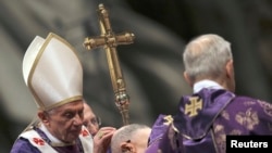天主教教宗本篤16世星期三主持了標誌著天主教四旬期開端的聖灰星期三的彌撒儀式