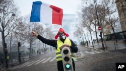 معترضان معروف به «جلیقه زردها» در این درگیری‌ها ابتدا به افزایش تعرفه مالیاتی سوخت در فرانسه معترض بودند.