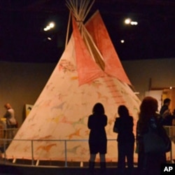 A nearly 5-meter-high muslin tipi from the Lakota people dominates the exhibit at the American Indian museum.