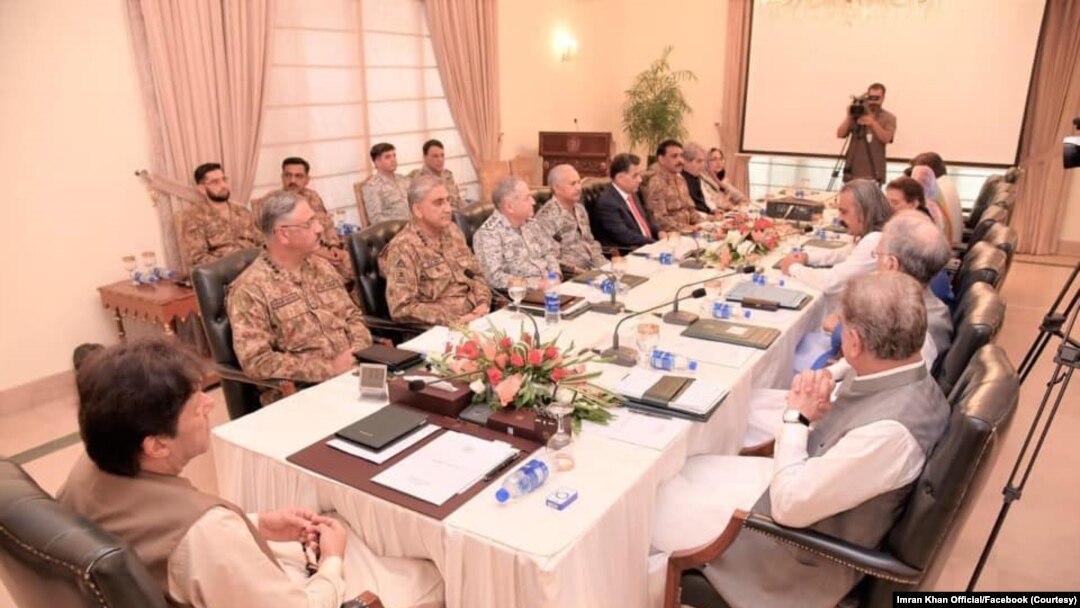 ڈاکٹر حسن عسکری کا کہنا ہے کہ پاکستان کی تاریخ میں آرمی چیف کو دی جانے والی یہ پہلی توسیع نہیں ہے۔