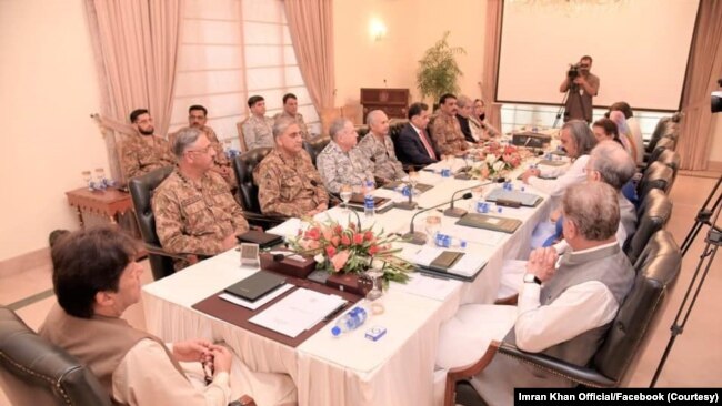 ڈاکٹر حسن عسکری کا کہنا ہے کہ پاکستان کی تاریخ میں آرمی چیف کو دی جانے والی یہ پہلی توسیع نہیں ہے۔