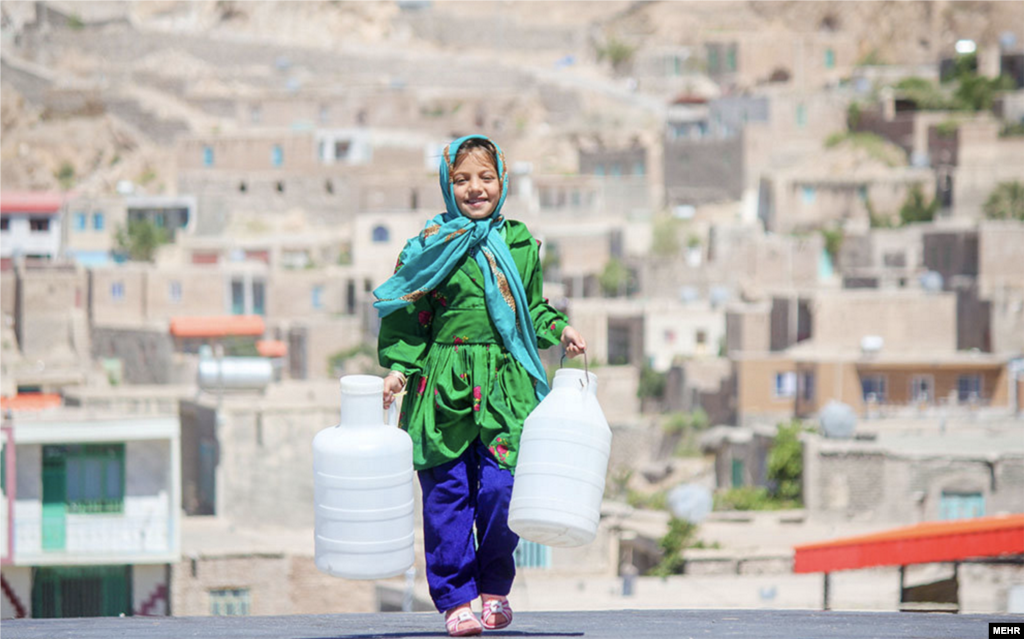 آبرسانی به روستای زیبای چنشت در خراسان جنوبی عکس: محسن نوفرستی 