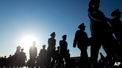 2014年3月5日中國軍人代表走向人民大會堂參加兩會