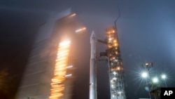La fusée Atlas V s’apprête à décoller avec la sonde InSight à la base aérienne de Vandenberg en Californie, 4 mai 2018.
