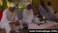 Conférence de presse l'opposition. De gauche à droit Mahamat Al-Habo, Saleh Kezabo, N J. D. Danadji, à N’Djamena, Tchad, 7 août 2016. (VOA/André Kodmadjingar)