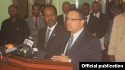 Xasan Sh. Maxamuud iyo Keith Ellison oo Muqdisho saxaafadda kula hadlaya