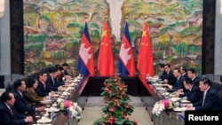 Cambodia's Prime Minister Hun Sen (2nd L) and China's President Xi Jinping (R) attend a meeting at Xijiao Hotel in Shanghai May 18, 2014. REUTERS/Kenzaburo Fukuhara