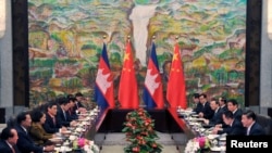 Cambodia's Prime Minister Hun Sen (2nd L) and China's President Xi Jinping (R) attend a meeting at Xijiao Hotel in Shanghai May 18, 2014. REUTERS/Kenzaburo Fukuhara/Pool