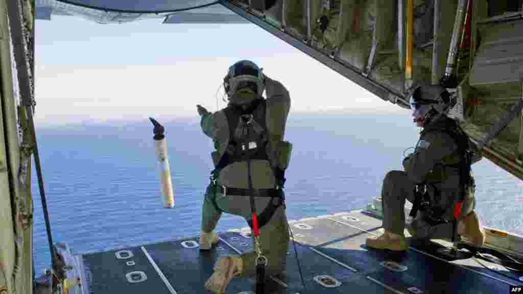 Nhân viên Australia thả phao đánh dấu từ trên máy bay C-130 Hercules ngoài khơi Ấn Độ Dương.