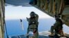 澳大利亚皇家空军人员在印度洋南部海域上空准备从C-130飞机上投放自定位数据标志浮标。（2014年3月20日）