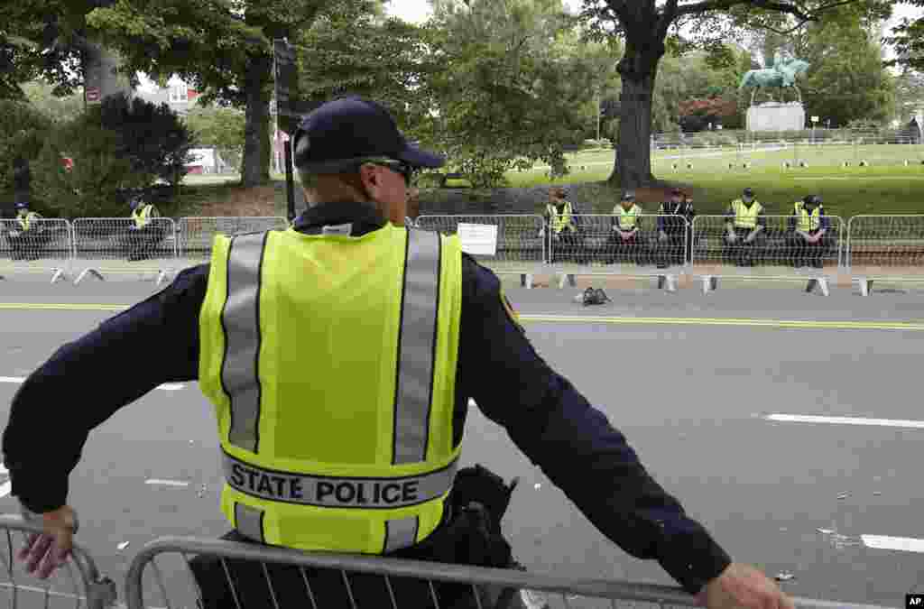 سفید فام نسل پرستوں نے بھی اپنے مظاہرے کی پہلی سالگرہ کے موقع پر شارلٹس ول میں احتجاج کرنے کی اجازت مانگی تھی لیکن شہر کی انتظامیہ نے ان کی درخواست مسترد کردی تھی۔