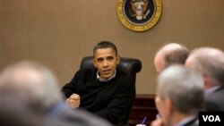 El presidente Obama durante una reunión en la Sala de Información, "The Situation Room", junto al equipo de seguridad nacional.