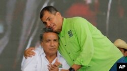 El presidente de Ecuador, Rafael Correa, abraza al exvicepresidente, Lenin Moreno, durante la convención del partido PAIS de Alianza, donde Moreno fue elegido como candidato a la presidencia.