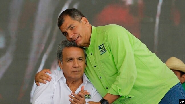 El presidente de Ecuador, Rafael Correa, abraza al exvicepresidente, Lenin Moreno, durante la convención del partido PAIS de Alianza, donde Moreno fue elegido como candidato a la presidencia.