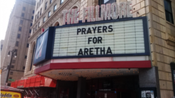 «Помолимся за Арету», надпись на вывеске театра The Fillmore Detroit. Снимок сделан 15 августа 2018, за день до смерти Франклин (фото: «Голос Америки»)