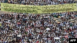 Mısır'da protesto eylemlerinin mekanı haline gelen Kahire'nin Tahrir Meydanı'nı bu kez Cuma günü İslamcılar doldurmuştu