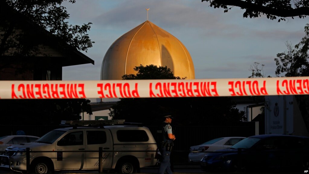 နယူးဇီလန္ ႏိုင္ငံ Christchurch ၿမိဳ႕ရွိ Al Noor ဗလီ အေရွ႕မွာ ရဲအရာရွိ ေစာင့္ေနပံု (မတ္၊ ၁၇၊ ၂၀၁၉)