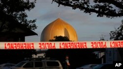 Seorang polisi berjaga di depan Masjid Al Noor, setelah penembakan fatal yang menewaskan puluhan jemaah pada Jumat (15/3), di Christchurch, Selandia Baru, 17 Maret 2019.(Foto: AP)