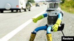 HitchBOT, robot penumpang mobil yang dibuat oleh dua warga Kanada (foto: dok).