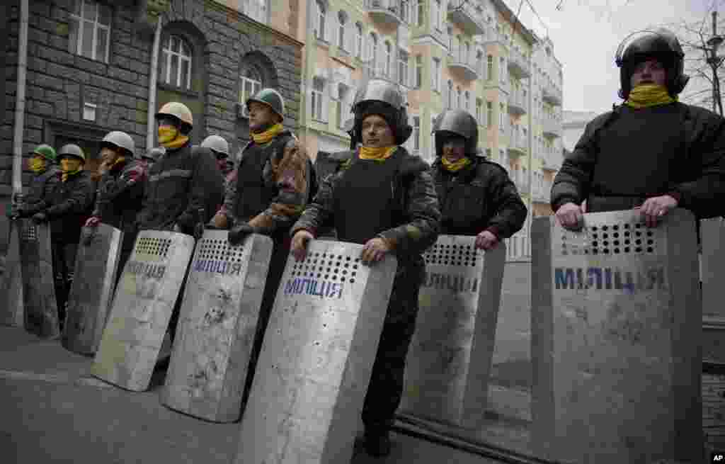 Para demonstran berjaga-jaga di depan gedung kantor presiden di pusat kota Kyiv.&nbsp;(AP/Darko Bandic)