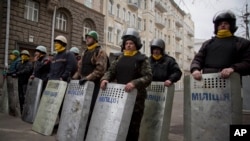 Para demonstran berjaga di depan gedung administrasi kepresidenan Ukraina di ibukota Kyiv (22/2). Beberapa media setempat melaorkan bahwa Presiden Viktor Yanukovich telah meninggalkan ibukota. 