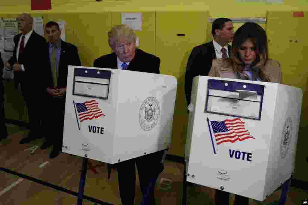 Kandidat presiden AS dari Partai Republik Donald Trump, dan istrinya Melania, memberikan suaranya di TPS PS-59 di kota New York (8/11).&nbsp;(AP/ Evan Vucci)