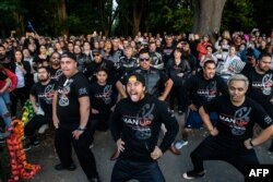 Anggota geng motor menarikan Haka untuk menghormati korban penembakan massal di dua masjid di Christchurch, 20 Maret 2019.