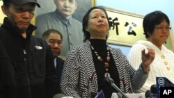 Danny Chen's father, Yao Tan Chen, and mother, Su Zhen Chen, stand to the left and right of Elizabeth OuYang, president of the New York chapter of the Organization of Chinese Americans, at a press conference in New York on January 5, 2012.