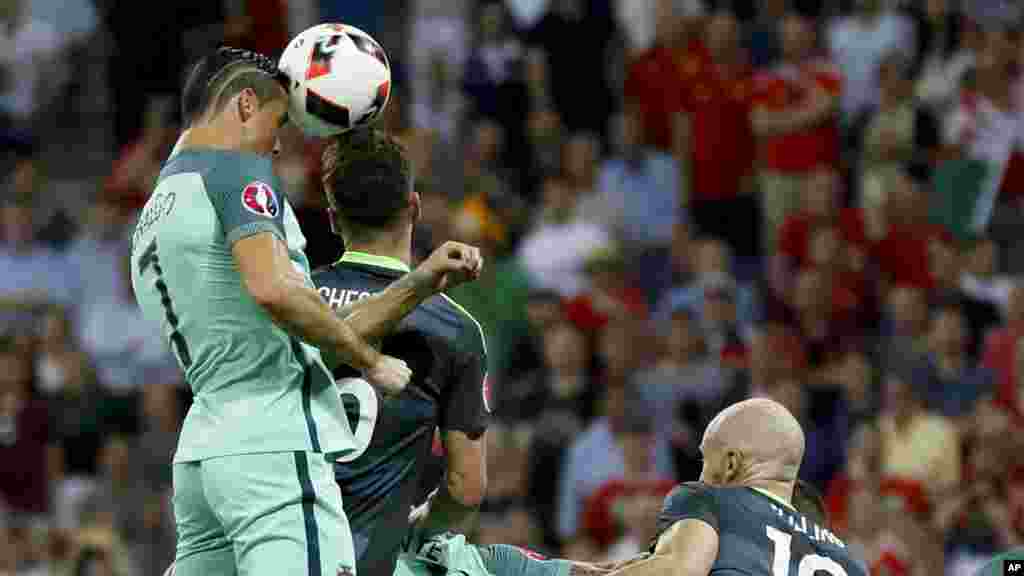 Sur une tête, Cristiano Ronaldo a marqué un but lors de la demi-finale entre le Portugal et le Pays de Galles, au Grand Stade à Décines-Charpieu, le 6 juillet 2016.