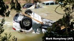 Des véhicules s'immobilisent dans un cours d'eau, dimanche 22 août 2021, à Waverly (Tennessee), où de fortes pluies ont provoqué des inondations. 