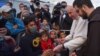 Papa Franja razgovara sa izbeglicama u Centru za prijem i identifikaciju na ostrvu Lezbos u Grčkoj, 5. decembra 2021. 