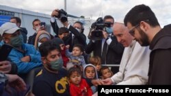 Papa Francisco (de branco) em Lesbos