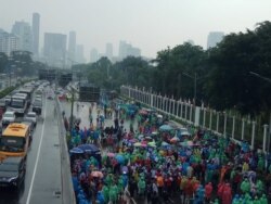 Para Buruh berunjuk rasa di depan Gedung DPR RI, Jakarta dalam rangka menolak RUU Omnibus Law, Senin, 20 Januari 2020. (Foto: Humas PT Transjakarta)