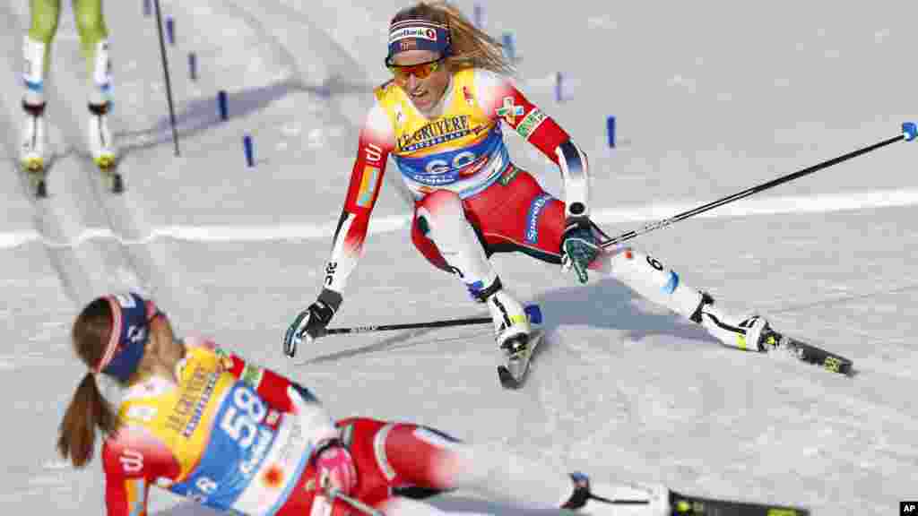 شادی اسکی بازان نروژی تره&zwnj;سا یوهاگ (بالا) و اینگویلد اوستبرگ در خط پایانی مسابقه ۱۰ کیلومتر استقامت در مسابقات جهانی نوردیک، سیفلد، اتریش