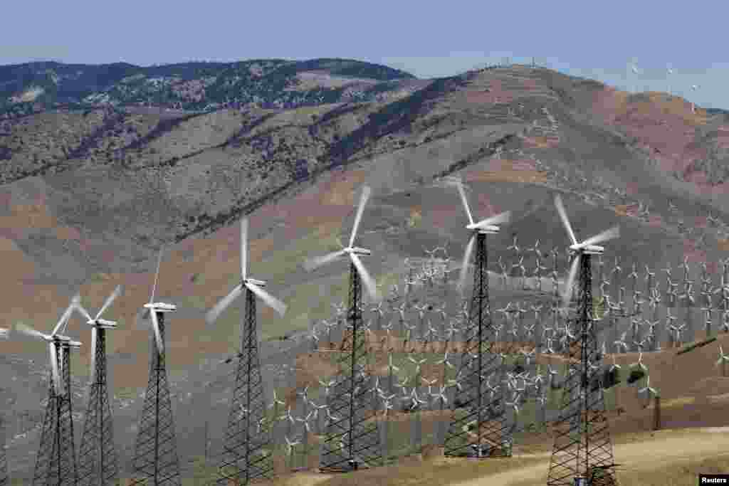 Sebuah bagian dari pembangkit listrik tenaga angin di kota Tehachapi, negara bagian California, AS. 