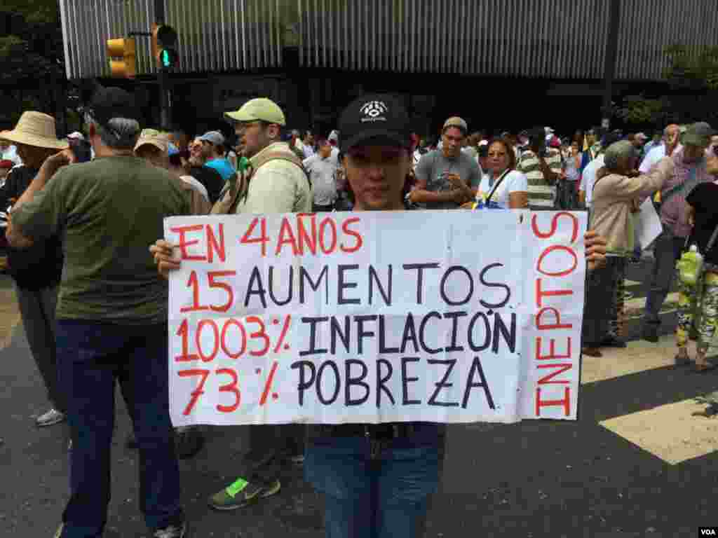 Opositores al chavismo y a su sistema exhiben letreros realizados artesanalmente con estadísticas, que según ellos, presenta el manejo del actual gobierno. Foto: Álvaro Algarra/VOA