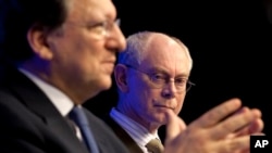 Chủ tịch Hội đồng châu Âu Herman van Rompuy (phải).