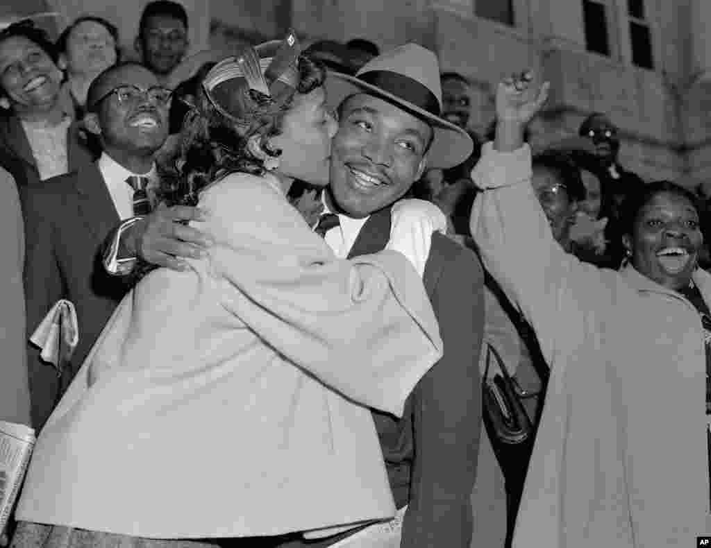 លោកស្រី Coretta ភរិយារបស់លោក Martin Luther King, Jr. ស្វាគមន៍ស្វាមីរបស់លោកស្រីដោយស្នាមថើប បន្ទាប់ពីលោកបានចាកចេញពីតុលាការនៅក្នុងក្រុង Montgomery រដ្ឋ Alabama កាលពីថ្ងៃទី២២ ខែមីនា ឆ្នាំ១៩៥៦។