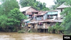 Pemerintah DKI mengatakan akan terus menertibkan rumah-rumah warga yang berada di bantaran sungai Ciliwung (foto: VOA/Iris Gera). 