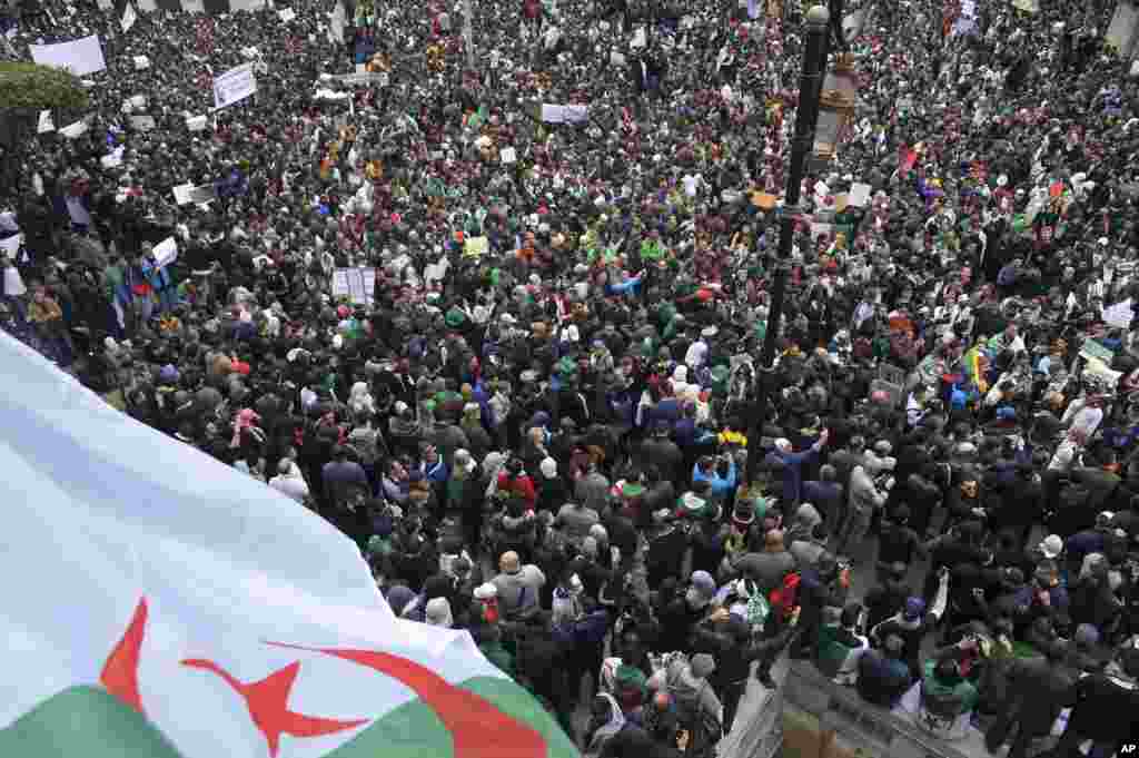 مردم معترض در الجزایر روز جمعه هم به خیابان آمدند. آنها خواستار برکناری رئیس جمهوری این کشور هستند که چند دوره در قدرت بوده است.&nbsp;