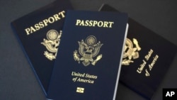 德克薩斯州達拉斯的一張桌子上擺放的美國護照。 （2017年5月9日）