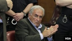 Dominique Strauss-Kahn mendengarkan persidangan kasusnya di pengadilan negara bagian New York.