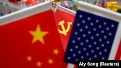 Tư liệu: Quốc kỳ Mỹ, Trung quốc và cờ hiệu của Đảng Cộng sản TQ, Ảnh chụp tại Chợ Yiwu, tỉnh Chiết Giang ngày 10/5/2019. REUTERS/Aly Song/File 