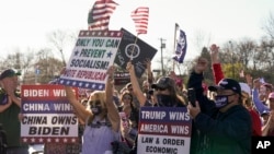 Trump taraftarları Wisconsin'de seçim sonuçlarını protesto ederken.