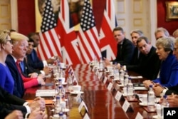 Presiden Trump dan PM May dalam acara pertemuan bisnis di St. James's Palace, London (6/4).
