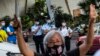 Aktivis pro-demokrasi Alexandra Wong, juga dikenal sebagai Nenek Wong, berunjuk rasa di luar pengadilan West Kowloon, Hong Kong, 10 September 2021. (ISAAC LAWRENCE / AFP)