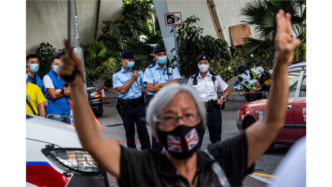 Aktivis pro-demokrasi Alexandra Wong, juga dikenal sebagai Nenek Wong, memberi isyarat di luar pengadilan West Kowloon di Hong Kong pada 10 September 2021.