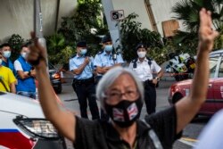 Aktivis pro-demokrasi Alexandra Wong, juga dikenal sebagai Nenek Wong, memberi isyarat di luar pengadilan West Kowloon di Hong Kong pada 10 September 2021.