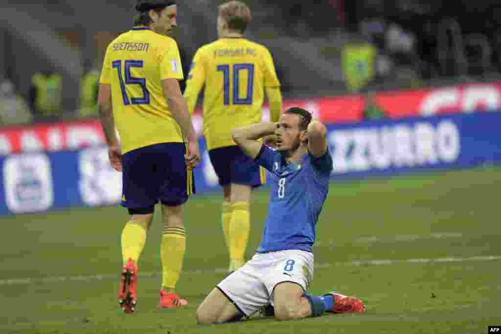 Le milieu de terrain italien Alessandro Florenzi réagit lors du match de qualification de la Coupe du monde de la Fifa 2018 entre l&#39;Italie et la Suède, Milan, le 13 novembre 2017.
