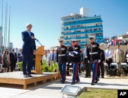 Menteri Luar Negeri AS John Kerry menyaksikan Marinir AS yang ditempatkan di Kuba membawa bendera Amerika dalam upacara penaikan bendera di Kedutaan Besar AS di Havana, Kuba (14/8).